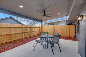 Outdoor dining - Peppercorn Blue in Taylor TX (Taylor)