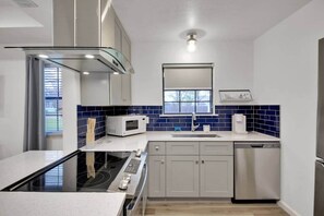 Kjøleskap, mikrobølgeovn, ovn og kokeplater