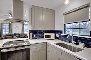 Fridge, microwave, oven, stovetop - Peppercorn Blue in Taylor TX (Taylor)