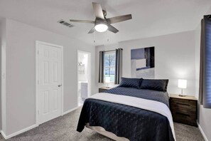 2 bedrooms, iron/ironing board, WiFi, bed sheets - Peppercorn Blue in Taylor TX (Taylor)