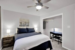 2 عدّة غرف نوم ومكواة/لوح كي وواي فاي وملاءات أسرّة