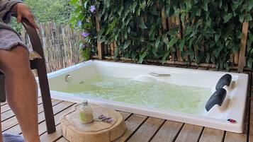 Outdoor spa tub