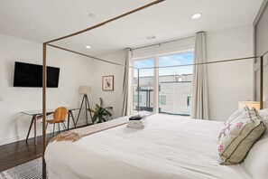 8 bedrooms, desk, iron/ironing board, WiFi - 2 Modern Townhomes w Rooftop Views Near Broadway! (Nashville)