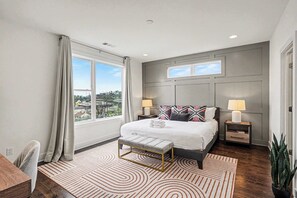 8 bedrooms, desk, iron/ironing board, WiFi - 2 Trendy Townhomes w Rooftop Views Near Broadway! (Nashville)