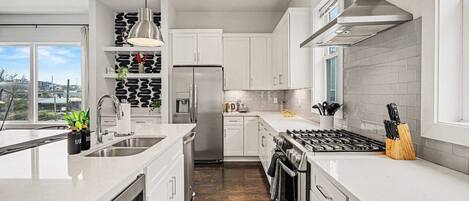 Refrigerador, microondas, horno, placa de cocina