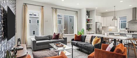 テレビ、テレビゲーム、テーブルサッカー台、書斎 / ワークスペース