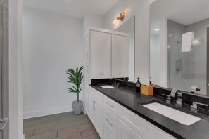 Shower, hair dryer, towels, shampoo - Stylish Townhome w Rooftop Views, Near Broadway! (Nashville)