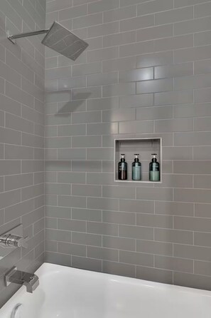Regadera, secadora de cabello, toallas, shampoo 