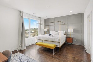 4 Schlafzimmer, Schreibtisch, Bügeleisen/Bügelbrett, WLAN