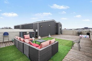 Outdoor dining - Trendy Townhome w Rooftop Views, Near Broadway! (Nashville)