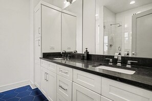 Shower, hair dryer, towels, shampoo - Trendy Townhome w Rooftop Views, Near Broadway! (Nashville)