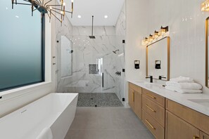 Shower, hair dryer, towels - Amazing Kids Themed Bedrooms | Games Room |Theater Room | Golf Simulator Room | Golf Course Views (Kissimmee)