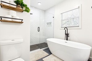 Shower, hair dryer, towels, soap - Charming 3 BDR Bungalow - Prime DT ATL Location! (Atlanta)