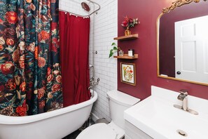 Dusche, Haartrockner, Handtücher, Shampoo