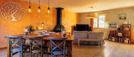 Una televisión, una chimenea, un reproductor de DVD