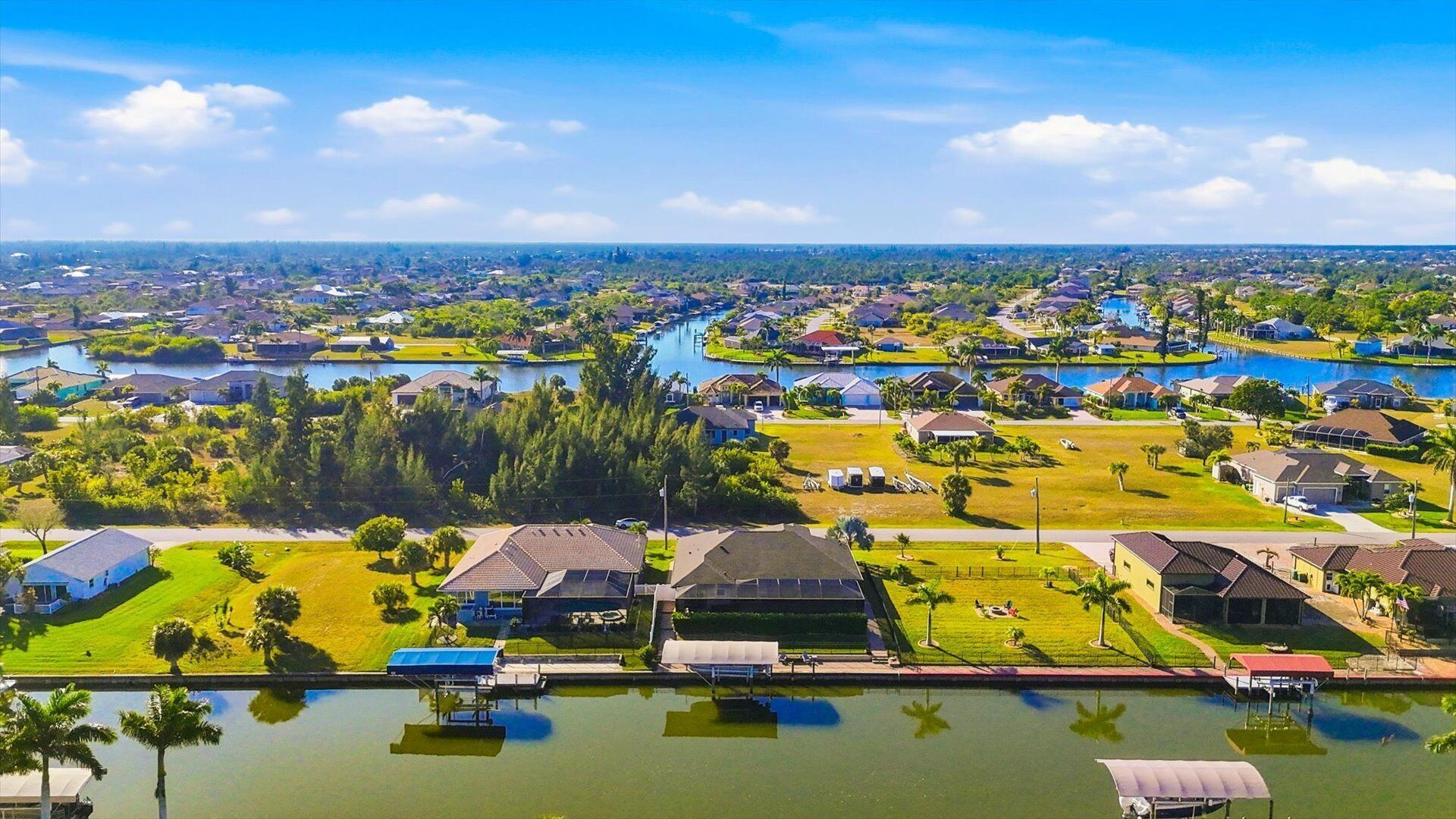 A residential area with houses, a lake, and a river.