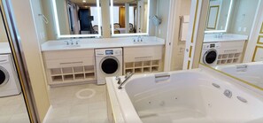 Bathroom - 4-bedroom Resort in perfect Las Vegas, walking access to the Convention Center. (Las Vegas)