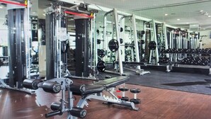 A gym with various weightlifting equipment, mirrors, and dumbbells. - Luxury Experience-4BR Villa-10 people-Las Vegas Resort & Casino-Ideal for Groups (Las Vegas)