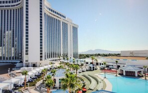 Pool - 4-bedroom Resort in perfect Las Vegas, walking access to the Convention Center. (Las Vegas)