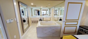 Bathroom - 4-bedroom Resort in perfect Las Vegas, walking access to the Convention Center. (Las Vegas)