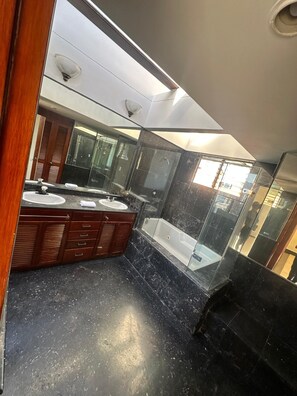 Luksushuoneisto, kaupunkinäköala, torni | Kylpyhuone | Pyyhkeet, vessapaperi