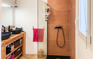 Shower - Nice home in La Seyne-Sur-Mer (La Seyne-Sur-Mer)