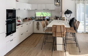 Frigorífico, microondas, horno y placa de cocina