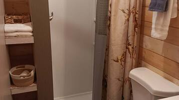 Douche, serviettes fournies, papier toilette