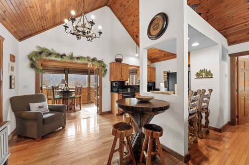 Cozy 2-Bedroom Cabin at Stonebridge Resort | Minutes to Silver Dollar City