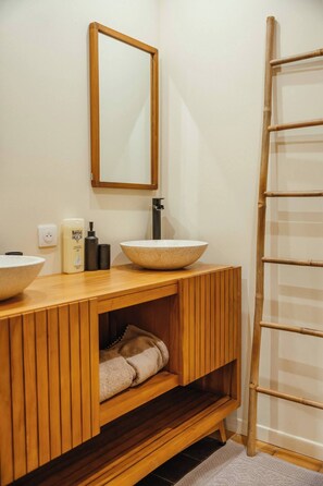 Dusche, Haartrockner, Handtücher, Toilettenpapier