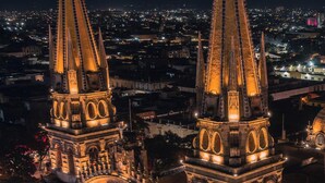 A historic building with two prominent towers and a central courtyard. - Tu espacio en Col Americana y AV Chapultepec (Guadalajara)
