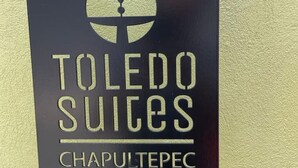 A sign for Toledo Suites Chapultepec. - Tu espacio en Col Americana y AV Chapultepec (Guadalajara)