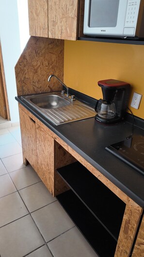 Refrigerador, microondas, parrilla de estufa y cafetera y tetera 