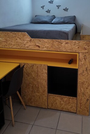 Escritorio, tabla de planchar con plancha, wifi y ropa de cama 