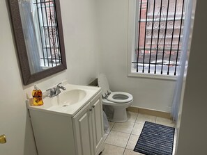 Shower, towels, soap, toilet paper - G4 Philadelphia Zoo, Fairmount Park, Quiet one room, share 3 bathroom, kitchen (Philadelphia)