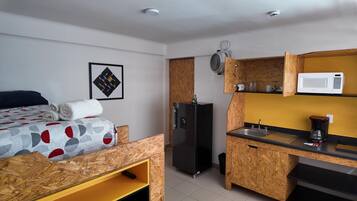 Työpöytä, silitysrauta/-lauta, Wi-Fi, vuodevaatteet