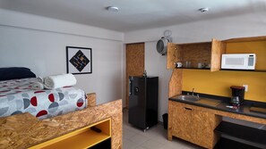 Työpöytä, silitysrauta/-lauta, Wi-Fi, vuodevaatteet