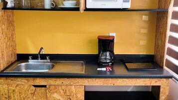 Jääkaappi, mikroaaltouuni, kahvin-/teenkeitin