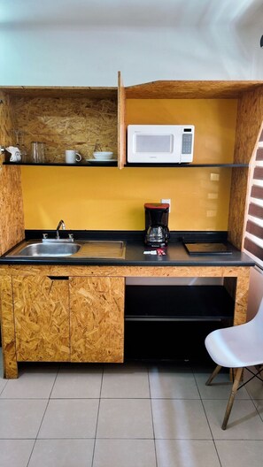 Jääkaappi, mikroaaltouuni, kahvin-/teenkeitin