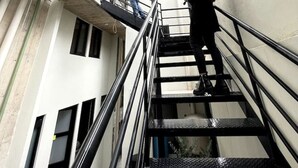 Un edificio de varios niveles con una escalera central que conecta las diferentes plantas.