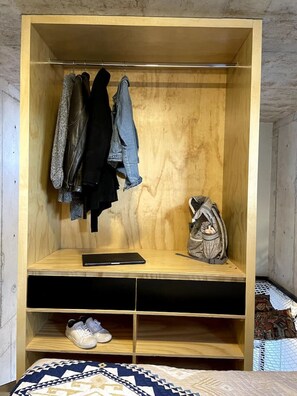 Escritorio, tabla de planchar con plancha, wifi y ropa de cama 