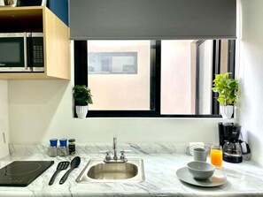Private kitchen - Smart loft with convertible bed/desk in Alameda (Santiago de Querétaro)