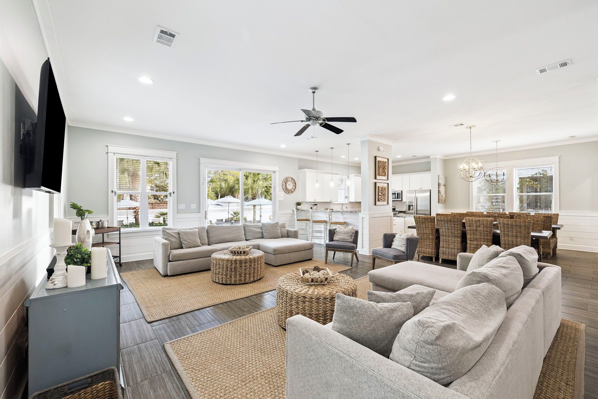 TV connectée, table de tennis de table, livres