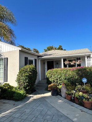Exterior - 3-bedroom house in Santa Monica & West Los Angeles Adjacent. (Los Angeles)