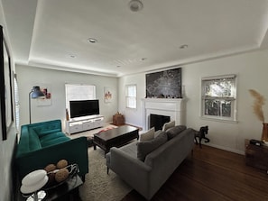 Living area - 3-bedroom house in Santa Monica & West Los Angeles Adjacent. (Los Angeles)