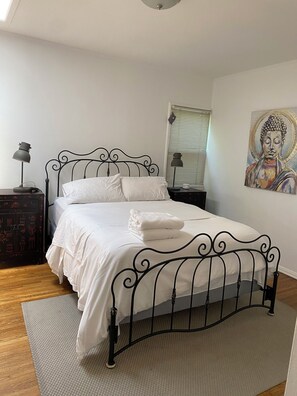 3 bedrooms, iron/ironing board, WiFi, bed sheets - 3-bedroom house in Santa Monica & West Los Angeles Adjacent. (Los Angeles)