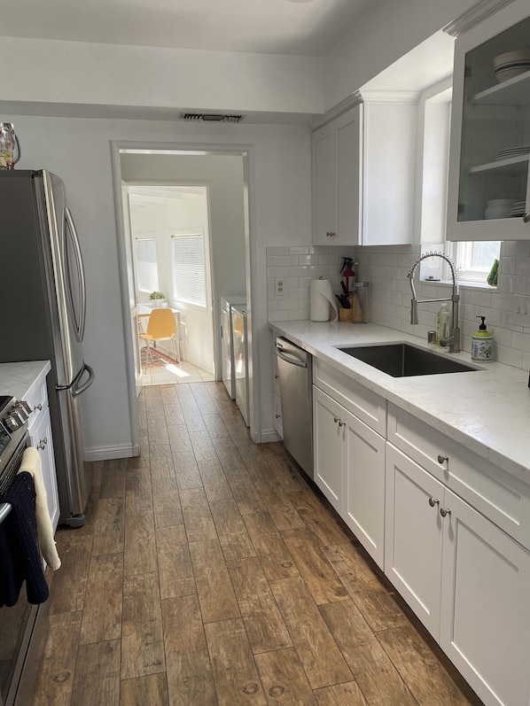 Private kitchen - 3-bedroom house in Santa Monica & West Los Angeles Adjacent. (Los Angeles)