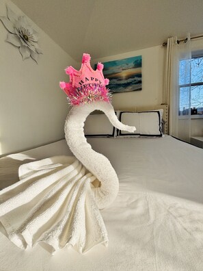 WiFi, bed sheets - The Bay House Patchogue Bay & Town 15 Minutes Walk (Patchogue)