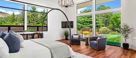 4 chambres, bureau, fer et planche à repasser, lit de bébé portatif