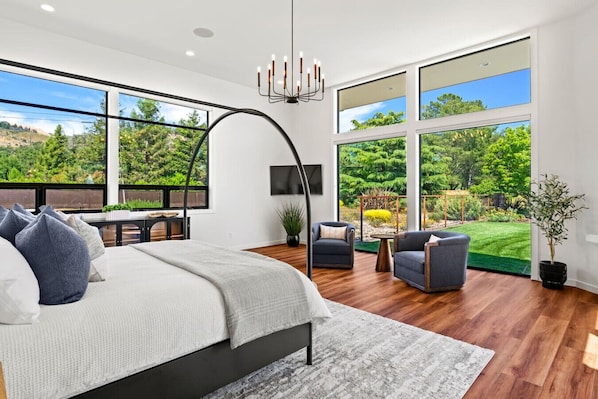 4 bedrooms, desk, iron/ironing board, travel crib